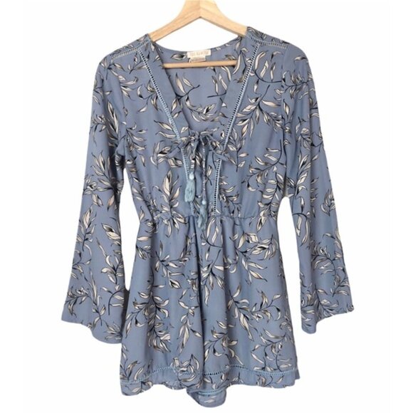 Boutique The Hanger Blue Floral V-Neck Bell Sleeve Romper S - Picture 4 of 12